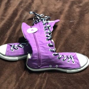 Deadly cool Converse Allstar high top sneakers with zipper & glitter toes.